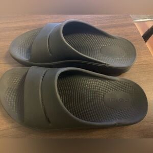 OOFOS black unisex slides Mens 4 or Women’s 6 used